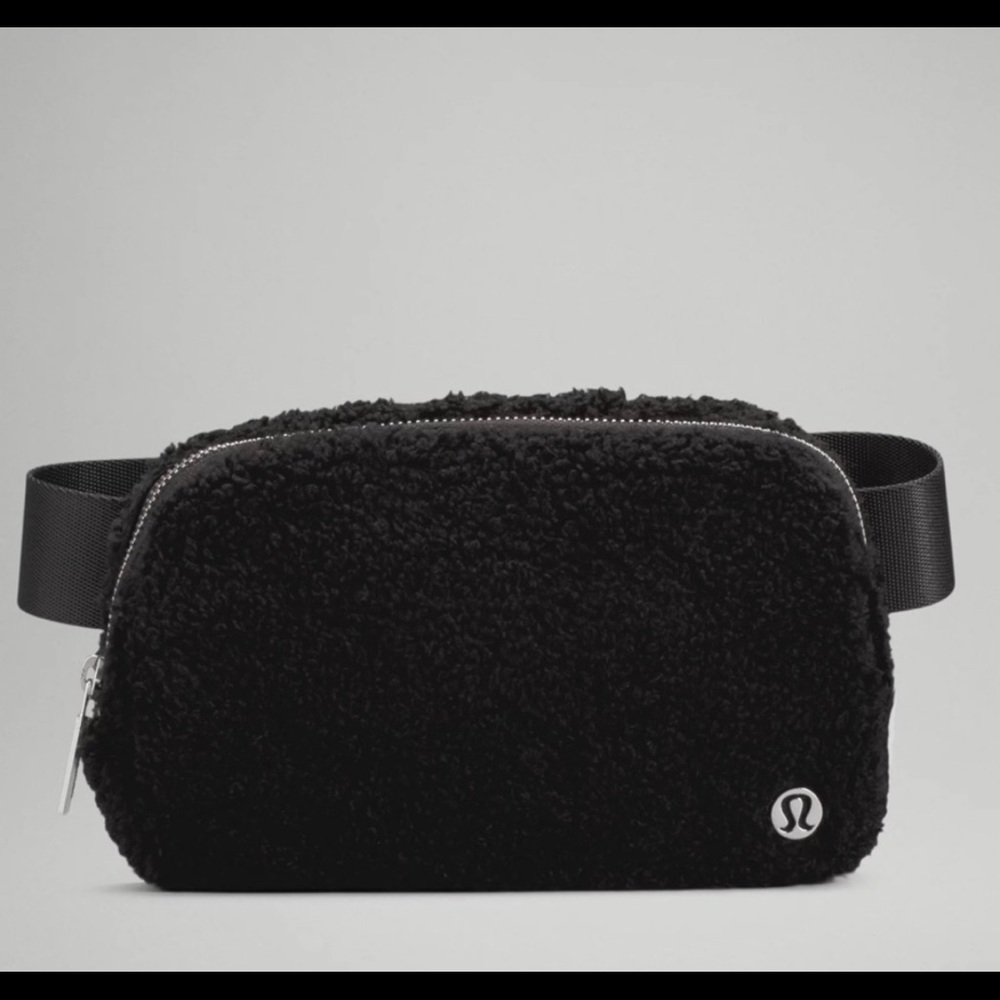 Lululemon black Sherpa bag